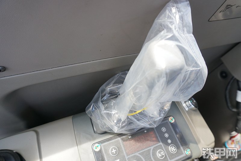 雷沃重工FR60E挖掘机局部