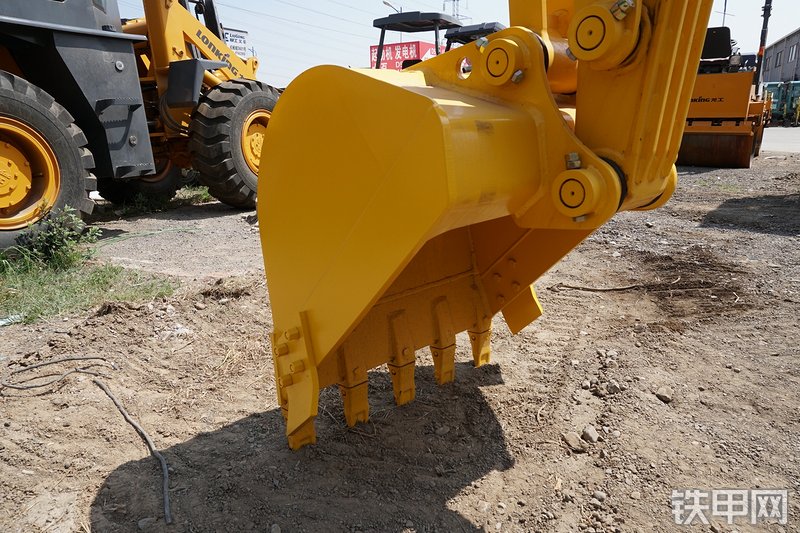 雷沃重工FR65E挖掘机局部