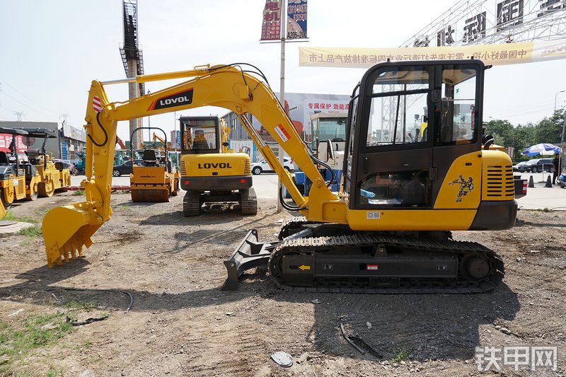 雷沃重工FR65E挖掘机整机外观