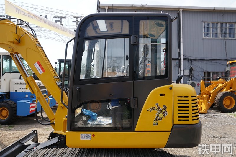 雷沃重工FR60E挖掘机整机外观