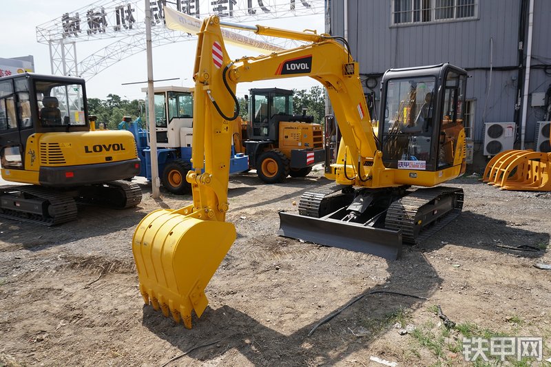 雷沃重工FR65E挖掘机整机外观