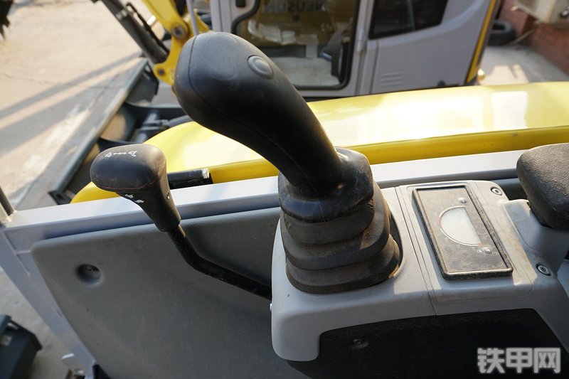 威克诺森EZ28挖掘机局部