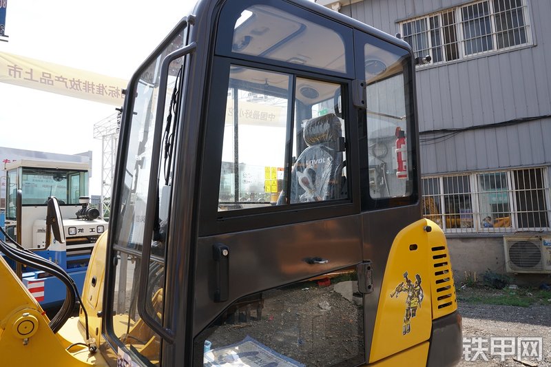 雷沃重工FR65E挖掘机局部