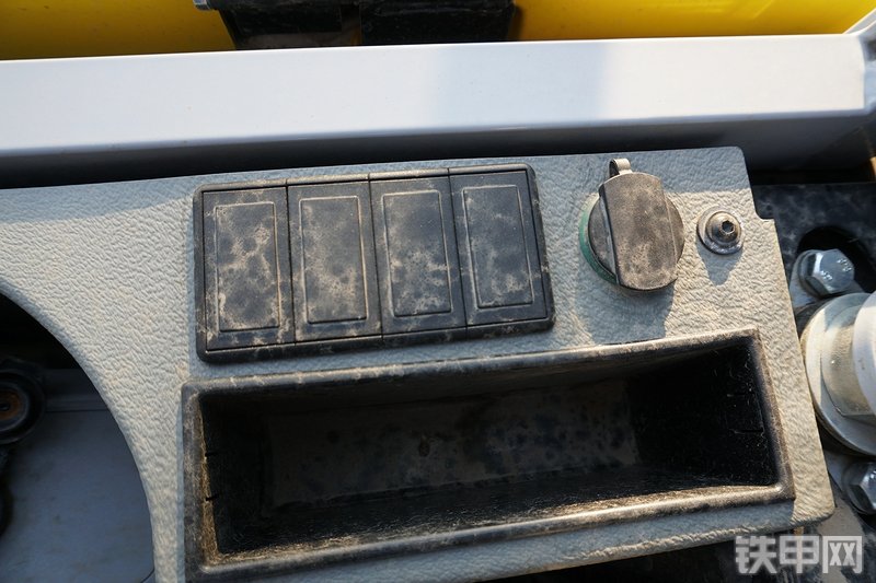 威克诺森EZ28挖掘机局部