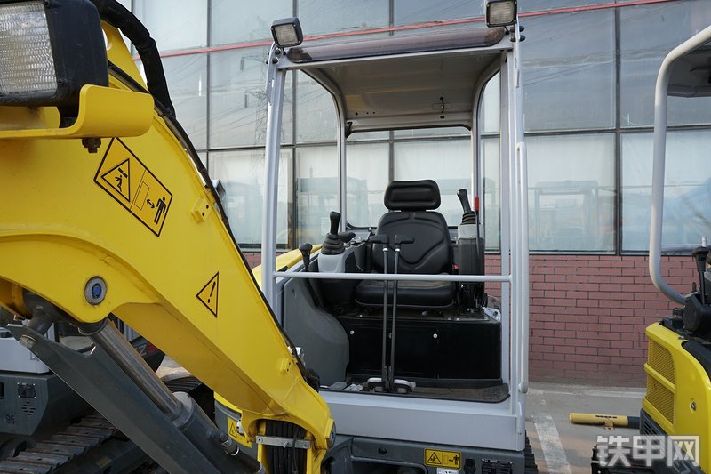 威克诺森EZ28挖掘机整机外观