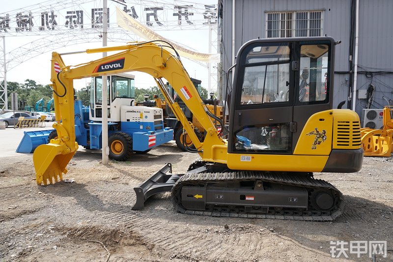 雷沃重工FR60E挖掘机整机外观