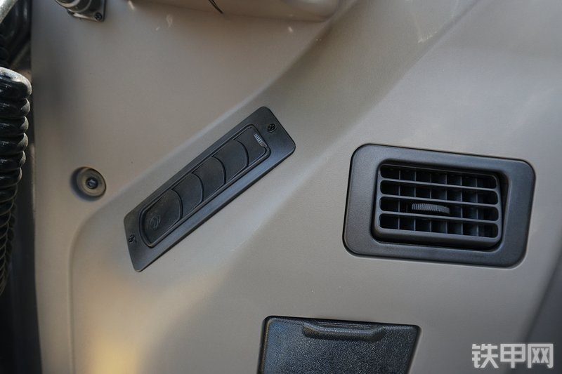 雷沃重工FR65E挖掘机局部