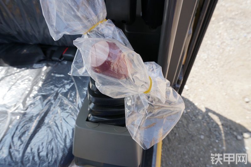 雷沃重工FR65E挖掘机局部