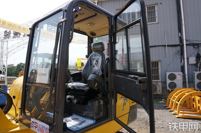 雷沃重工FR65E挖掘机局部