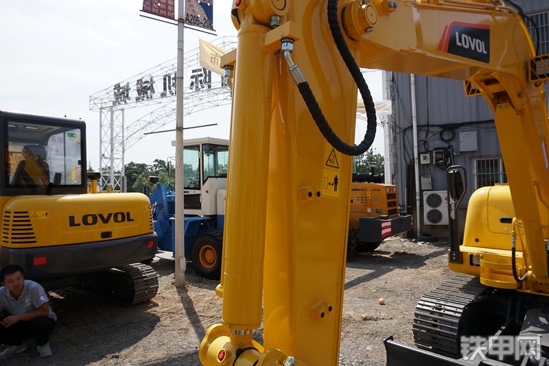 雷沃重工FR65E挖掘机局部