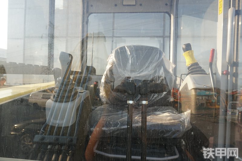 威克诺森EZ38挖掘机局部