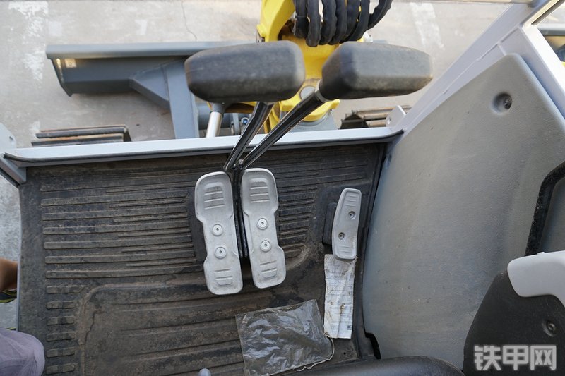 威克诺森EZ28挖掘机局部