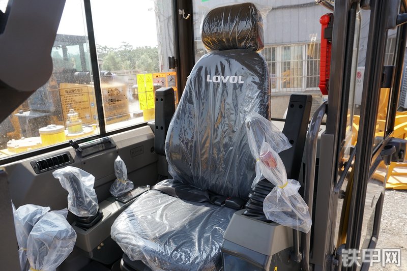 雷沃重工FR65E挖掘机局部