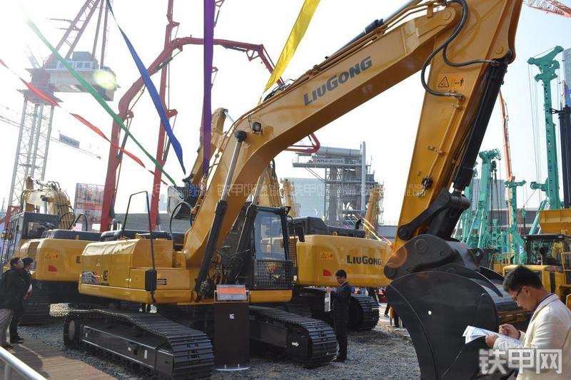 柳工CLG925E挖掘机整机外观