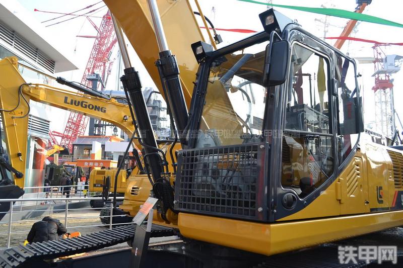 柳工CLG925E挖掘机整机外观