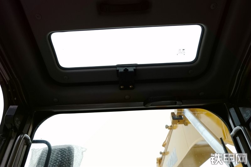 山重建机MC216-9挖掘机局部