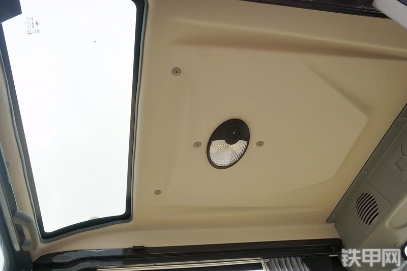 山重建机MC56-9挖掘机局部