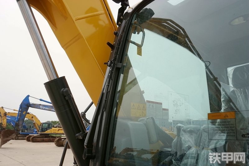 山重建机MC76-9挖掘机局部