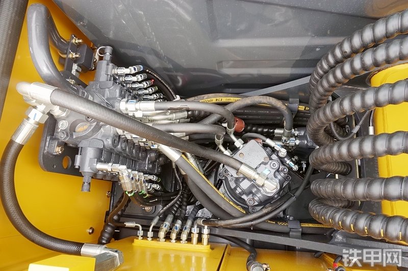 山重建机MC76-9挖掘机局部