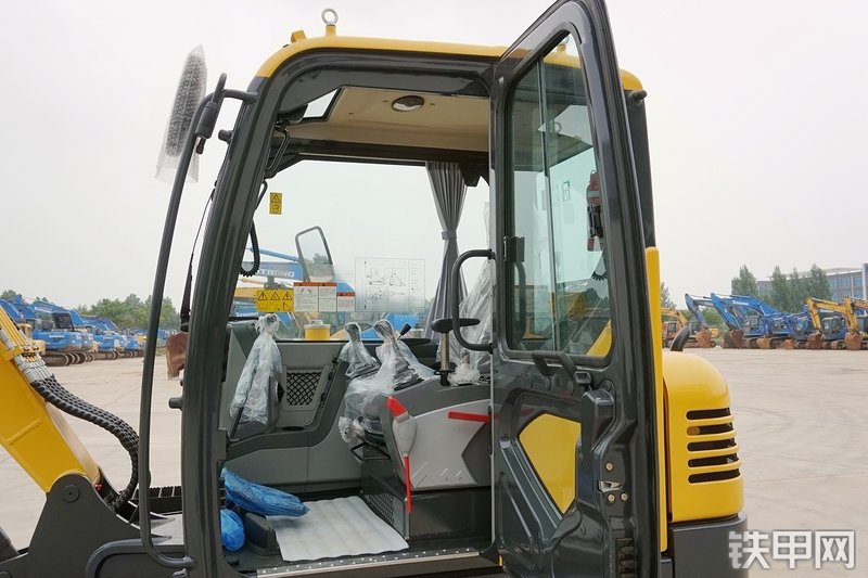 山重建机MC56-9挖掘机局部