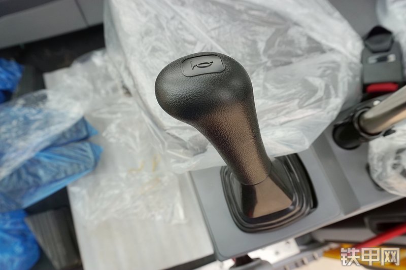 山重建机MC56-9挖掘机局部