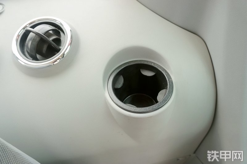 山重建机MC56-9挖掘机局部