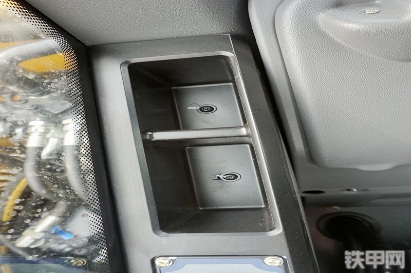 山重建机MC76-9挖掘机局部