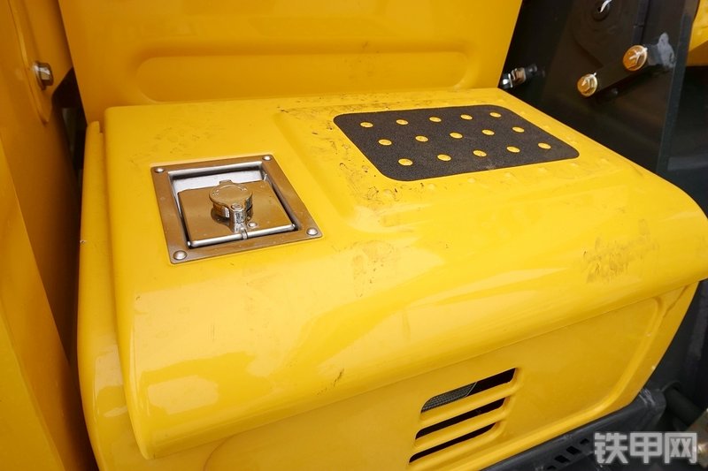 山重建机MC76-9挖掘机局部