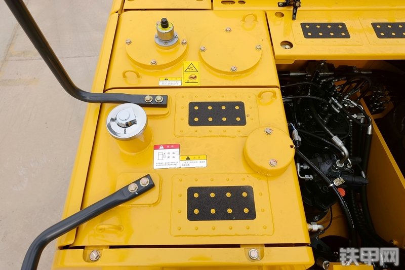 山重建机MC136-9挖掘机局部