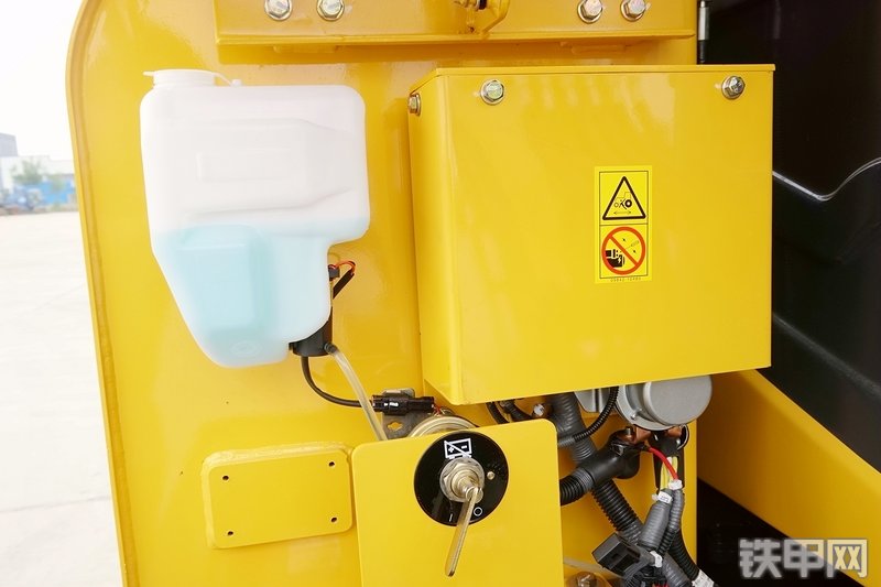 山重建机MC56-9挖掘机局部