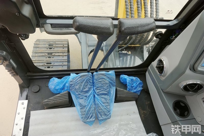 山重建机MC56-9挖掘机局部