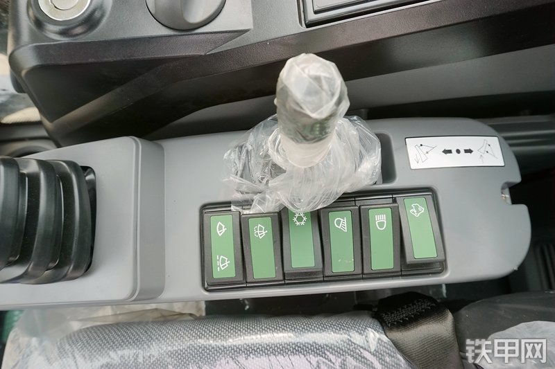 山重建机MC76-9挖掘机局部