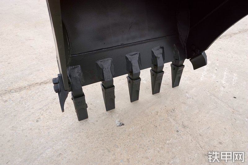 山重建机MC76-9挖掘机局部