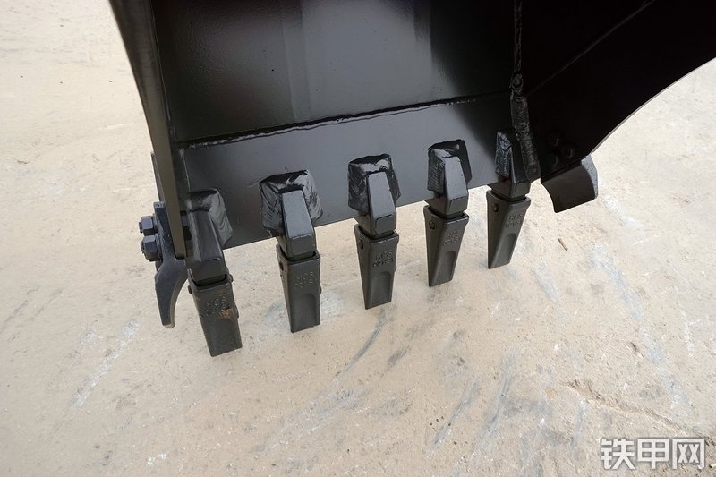 山重建机MC56-9挖掘机局部