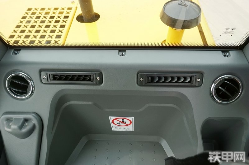 山重建机MC76-9挖掘机局部