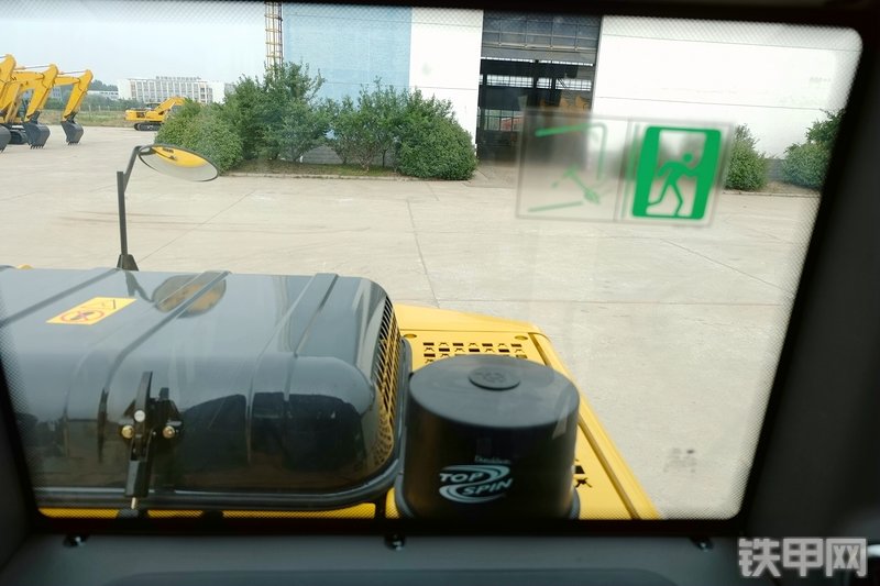 山重建机MC136-9挖掘机局部