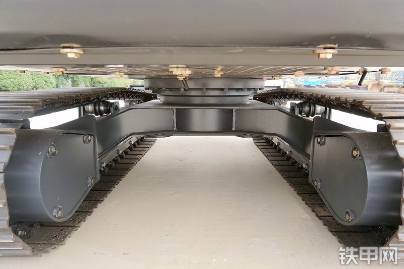 山重建机MC56-9挖掘机局部