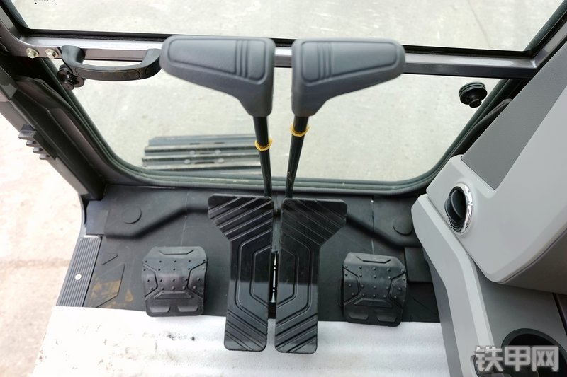 山重建机MC216-9挖掘机局部