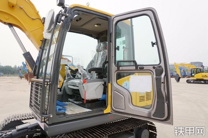 山重建机MC76-9挖掘机局部