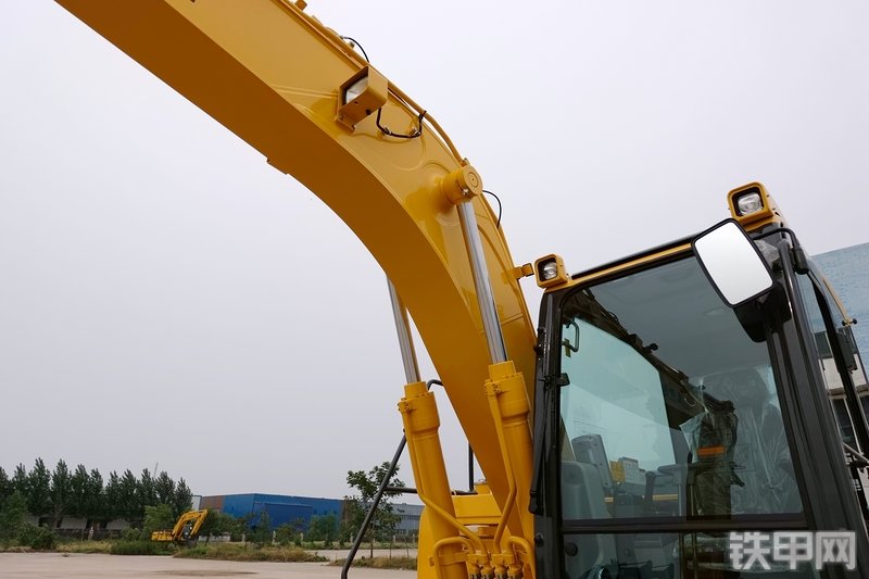 山重建机MC136-9挖掘机局部