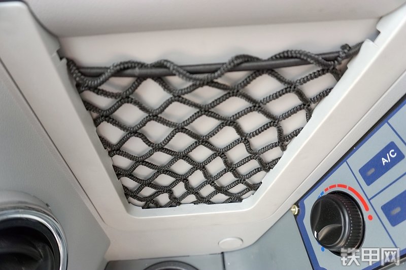 山重建机MC56-9挖掘机局部