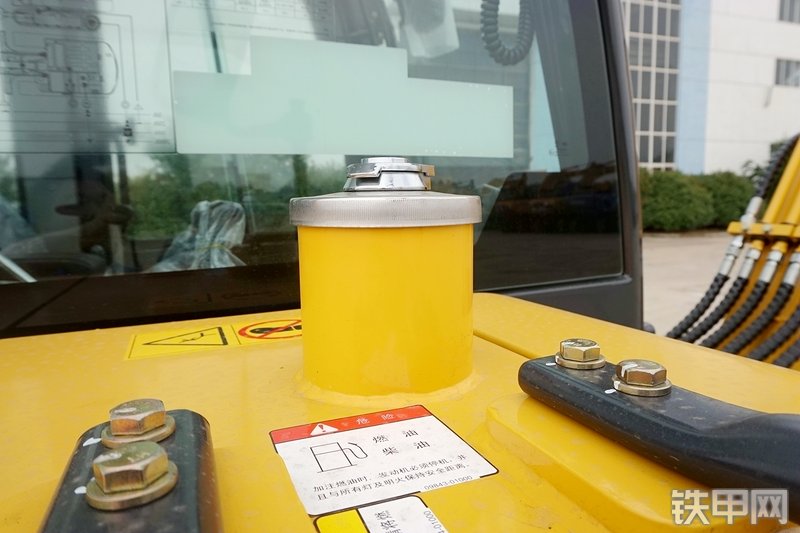 山重建机MC56-9挖掘机局部