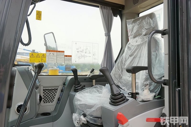 山重建机MC56-9挖掘机局部