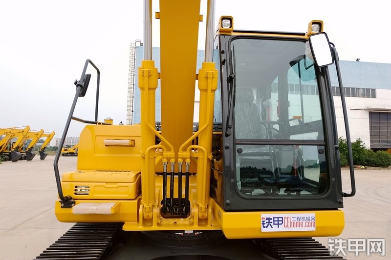 山重建机MC136-9挖掘机整机外观