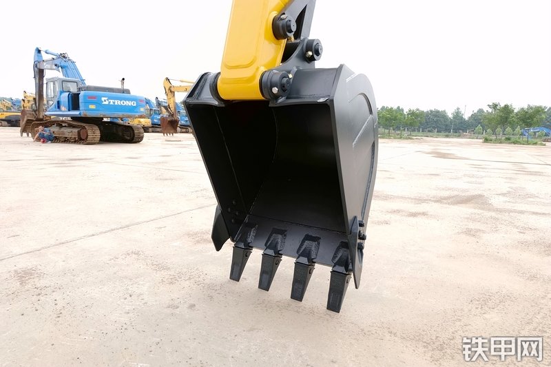 山重建机MC136-9挖掘机局部