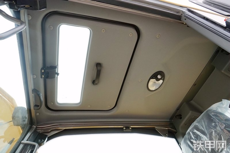 山重建机MC76-9挖掘机局部