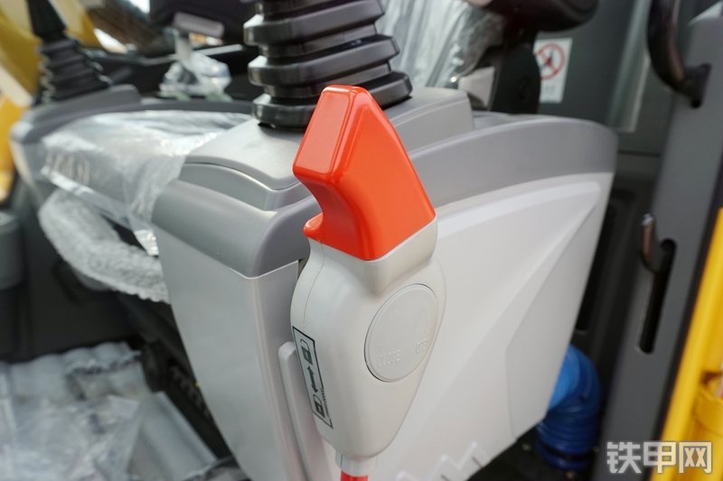 山重建机MC76-9挖掘机局部