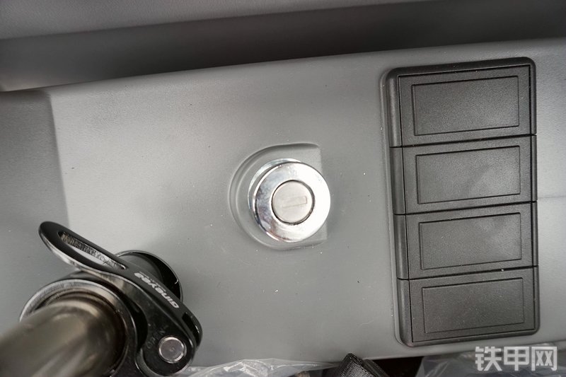 山重建机MC56-9挖掘机局部