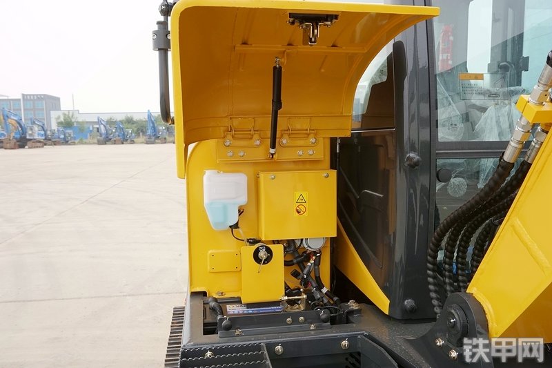 山重建机MC56-9挖掘机局部