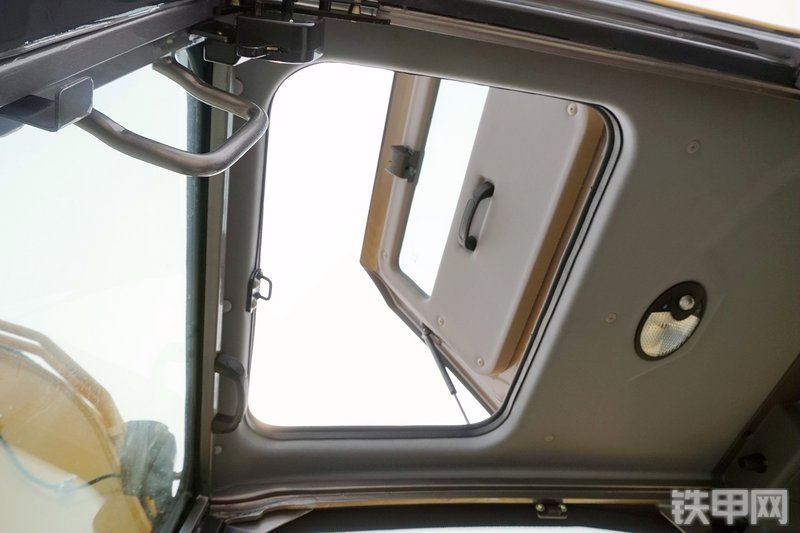 山重建机MC76-9挖掘机局部